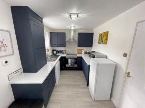 Riverside 2 Bedroom Townhouse with Car Charger